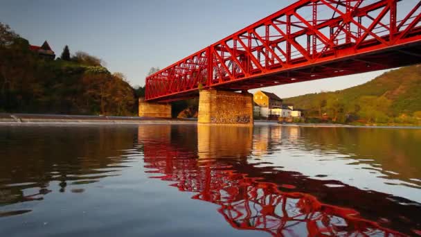 De oude spoorweg ijzeren brug over de rivier — Stockvideo