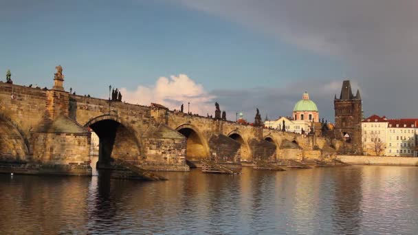 Vista desde Kampa del Puente de Carlos — Vídeo de stock