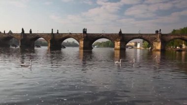 charles Köprüsü ve kampa göster