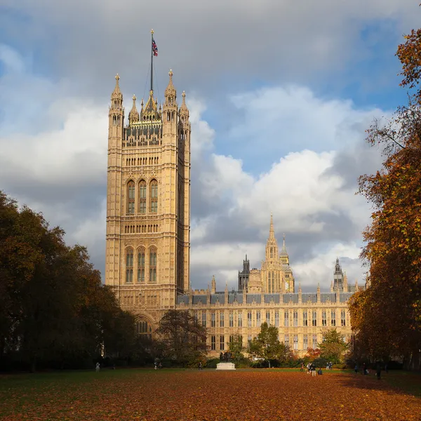 In the garden next to Parliament building — Stock Photo, Image