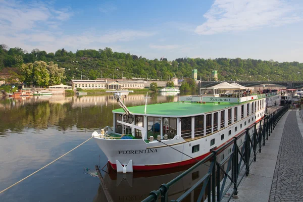 Hamnen kryssningsfartyg båtar på floden vltava — Stockfoto