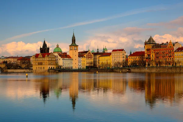 Vista dall'isola di Strelecky sul ponte pedonale Novotny — Foto Stock