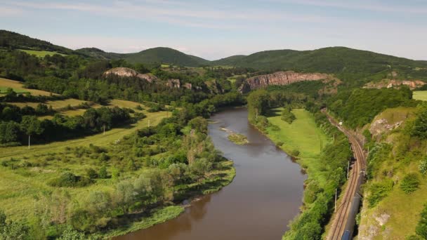 Вид з пагорба в долину на річці — стокове відео