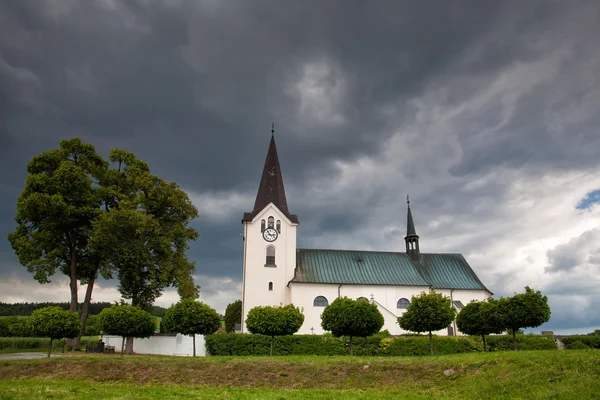 Ensam kyrkan i fältet — Stockfoto