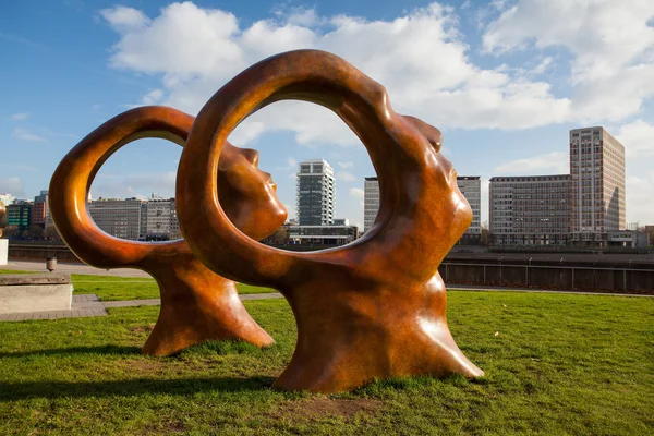 LONDRES-18 DE NOVIEMBRE: Nueva escultura pública en el Millbank de Londres — Foto de Stock