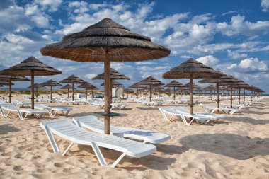 farklı şemsiye ve şezlonglar tavira haritasında boş sahilde