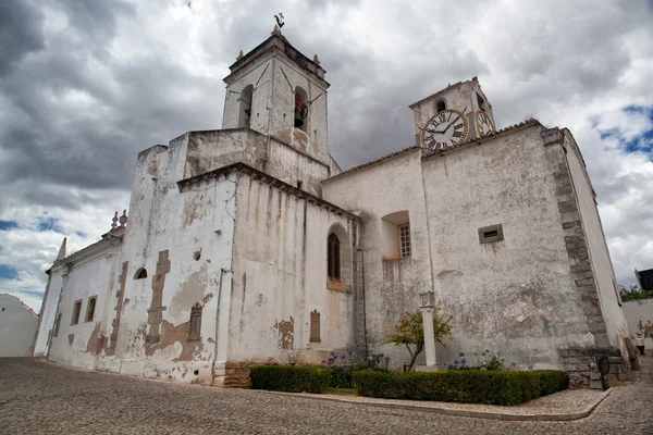 Kostel santa maria udělat castelo, než bouře,, tavira, algarve, — Stock fotografie