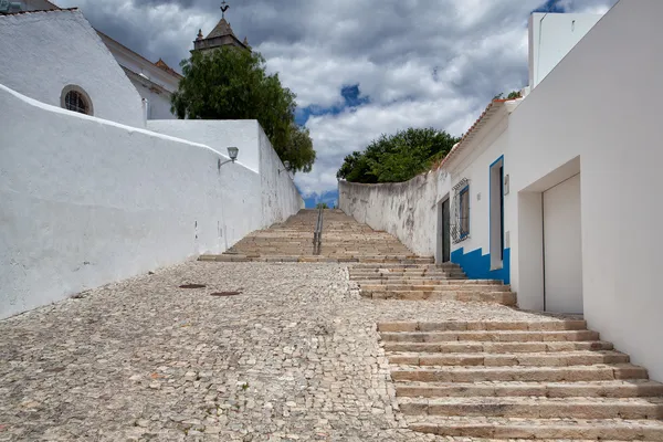 Long stairs to the  Church of Santa Maria do Castelo,Tavira, Por — Stock Photo, Image