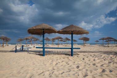 farklı şemsiye ve şezlonglar tavira haritasında boş sahilde