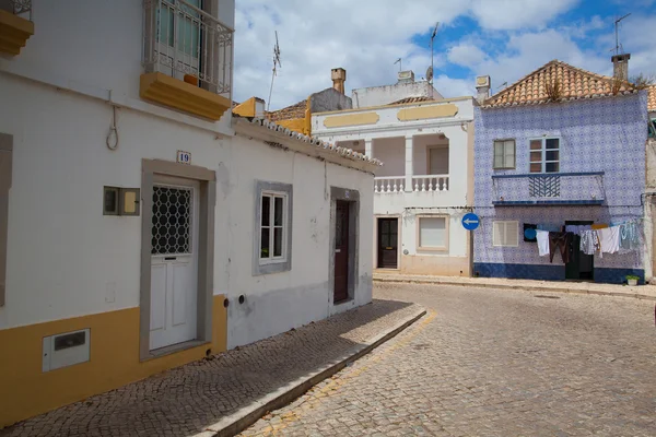 Tavira, portugal-juni 7,2014: typisch historische straat met mooris elementen — Stockfoto