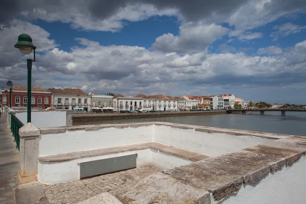 Widok z zabytkowego mostu w tavira — Zdjęcie stockowe