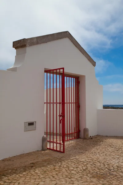 Das Tor im Leuchtturm von cabo de sao vicente, sagres, algarve, po — Stockfoto