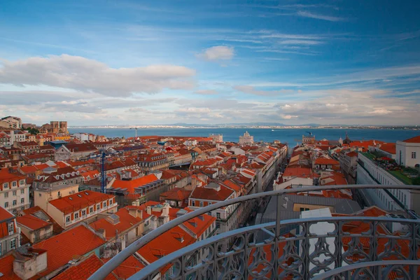 Vue depuis la célèbre tour sur le fleuve Tejo à Lisbonne, Portugal — Photo