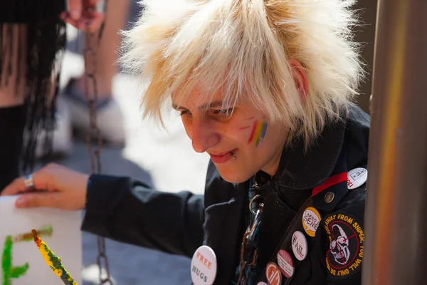 Participantes y espectadores en el Desfile del Orgullo de Praga —  Fotos de Stock