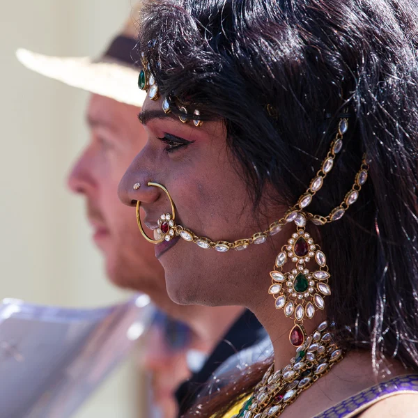 Účastníky a diváky v prague pride parade — Stock fotografie