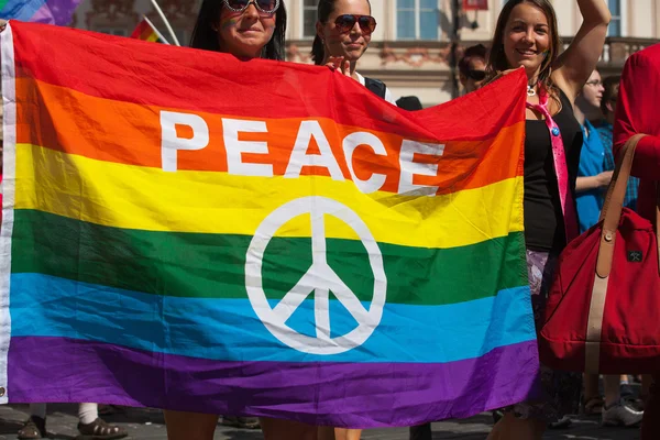 Partecipanti e spettatori alla Praga Pride Parade — Foto Stock