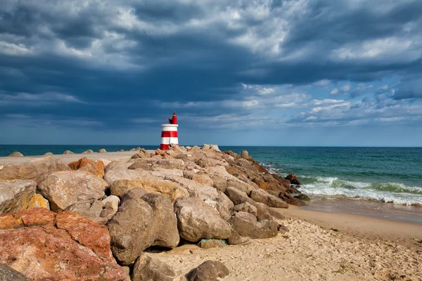 Faro sull'isola di Tavira prima della tempesta, Algarve, Portogallo — Foto Stock