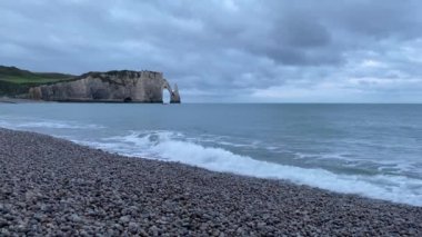 Sabahın erken saatlerinde Etretat, Normandiya, Fransa 'da sahilde