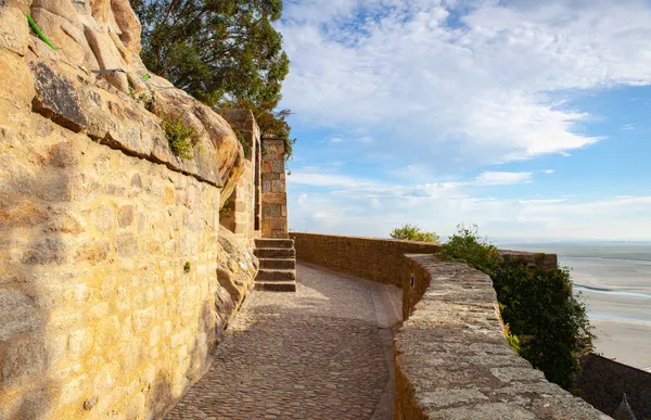 Πεζόδρομος Κατά Μήκος Των Τειχών Mont Saint Michel Βρετάνη Γαλλία — Φωτογραφία Αρχείου