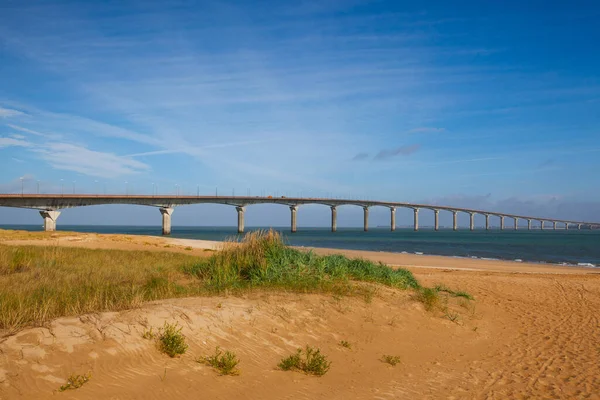 La Rochelle 'deki Ile de Re köprüsü. Fransa. Ile de Re, Fransa 'nın batı kıyısındaki La Rochelle ile Ile de Re arasında köprü kurar..