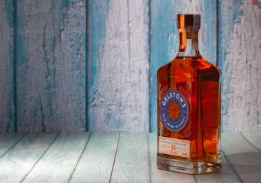 Prag, Çek Cumhuriyeti-26 Eylül 2021: Mavi ahşap masadaki Gelstons Tekli Kap Viskisi. Gelstons 'tan gelen pürüzsüz, baharatlı, tek malt viskisi eski viski fıçılarında olgunlaşmıştır..