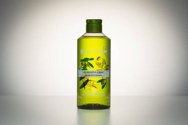 Prag, Çek Cumhuriyeti - 28 Eylül 2021: Beyaz arka planda Yves Rocher Rahatlatıcı Banyo ve Duş Jeli