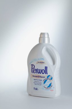 Prag, Çek Cumhuriyeti - 19 Kasım 2021: Perwoll Yenileme ve beyaz arka planda temizlik deterjanı tamiri. Perwoll, Henkel tarafından yapılan bir çamaşır deterjanıdır.