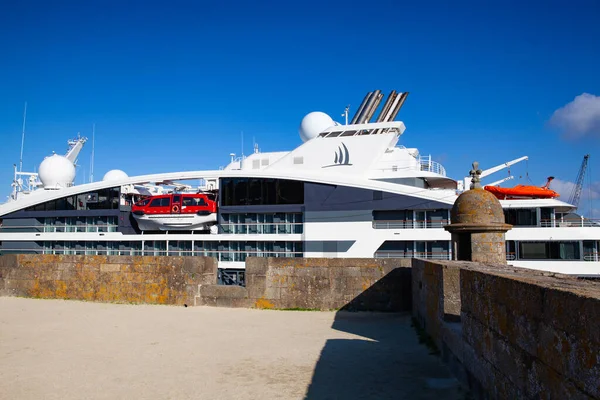 Saint Malo Francie Října 2021 Luxusní Křižník Přístavu Vedle Úžasné — Stock fotografie