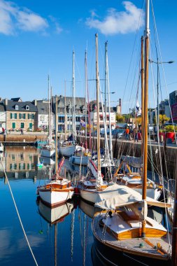 Paimpol, Fransa - 17 Ekim 2021: Paimpol, Fransa 'da Yat Limanı (Yacht Harbour) Fransa' nın kuzeybatısında yer alan Cotes-d Zırhlı Araç Bölümü 'nde bir komün adıdır..