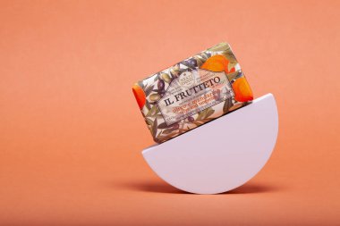 Prag, Çek Cumhuriyeti - 6 Kasım 2021: Turuncu zeminde Doğal Nesti Dande sabunu. 60 yıldan uzun süredir, Nesti Dante 'nin sabunları geleneksel yöntemler kullanılarak Floransa' da üretiliyor..