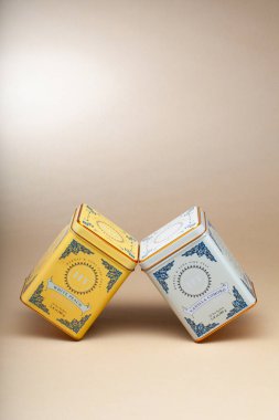 Prag, Çek Cumhuriyeti - 10 Mart 2021: Harney ve Oğulları 'nın beyaz merdivenlerde Soho Tea ile metal çay kutuları. Harney ve Oğulları 1983 yılında Salisbury, Connecticut' ta kurulan Amerikan çay şirketi..