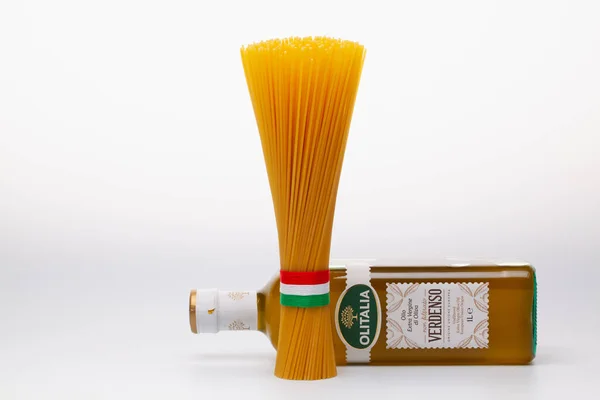 Praag Tsjechië December 2020 Fles Verdenso Olijfolie Spaghetti Witte Achtergrond — Stockfoto