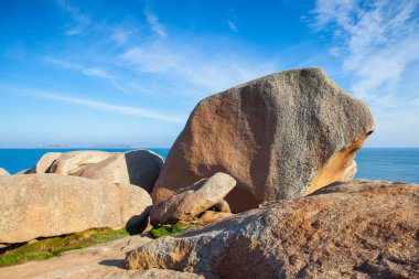 Pembe Granit Sahili, Fransa 'nın kuzeyindeki Cotes d Armor bölgesinde yer alan bir kıyı şerididir. Otuz kilometreden fazla uzanıyor..