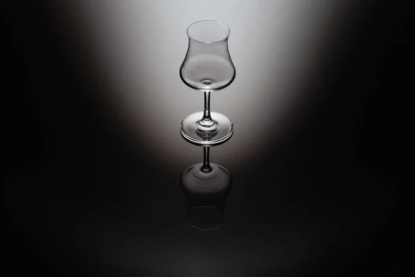 Rumízű Üveg Üvegasztalon Fekete Háttér — Stock Fotó