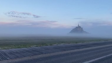 Mont Saint Michel yolunda, Brittany, Fransa.