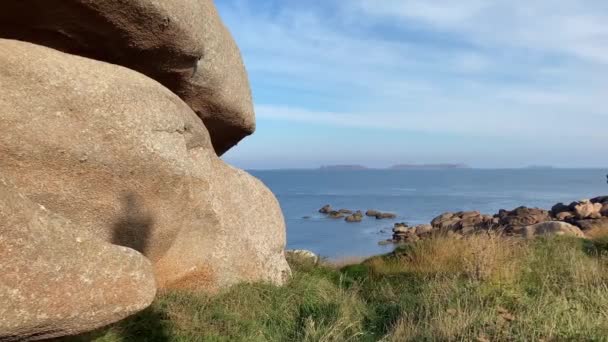 Grote Stenen Aan Roze Granieten Kust Ploumanach Frankrijk — Stockvideo