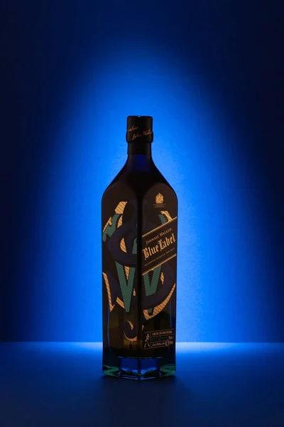 捷克共和国布拉格 2022年1月14日 沃克蓝色标签60Y Icon 品牌最初由杂货店店主约翰 沃克创立 它是世界上分销最广泛的混合威士忌品牌 — 图库照片