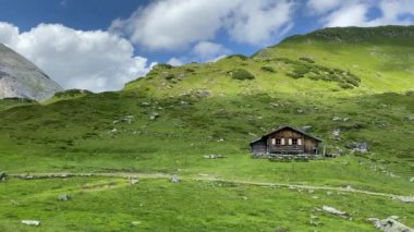 Avusturya 'daki Styrian Tauern' de Giglachsee Gölü kıyısındaki eski ahırlar. Koronavirüs salgınından sonra turistsiz bir yer..