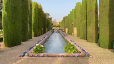 Cordoba, İspanya - 11 Şubat 2022: Cordoba Alcazar 'daki bahçede akşam. Kale Kastilya ve Ferdinand II.