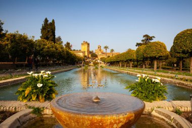 Cordoba, İspanya - 11 Şubat 2022: Cordoba Alcazar 'daki bahçede akşam. Kale Kastilya ve Ferdinand II.