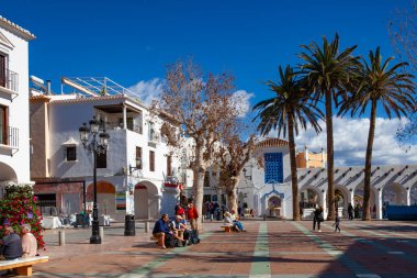 Cordoba, İspanya - 14 Şubat 2022: Nerja 'nın ana meydanı. Güney İspanya 'nın Costa del Sol kenti boyunca uzanan bir tatil köyüdür. Nerja, su kayağı, tüplü dalış gibi aktivitelere ev sahipliği yapan yaklaşık 16 km 'lik tozlu plajlara sahip....