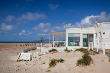 Tarifa, İspanya - 6 Şubat 2022: El Chiringuito Lounge-Beach Restoranı Tarifa, Endülüs, İspanya. Tarifa dünyanın en popüler rüzgar sporları merkezlerinden biridir..