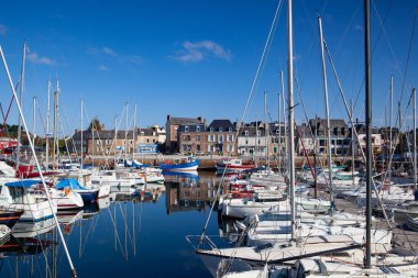 Paimpol, Fransa - 17 Ekim 2021: Paimpol, Fransa 'da Yat Limanı (Yacht Harbour) Fransa' nın kuzeybatısında yer alan Cotes-d Zırhlı Araç Bölümü 'nde bir komün adıdır..