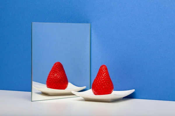 Friss Ízletes Eper Tükröződik Tükörben Kék Háttérben Friss Eper Tükörképben — Stock Fotó