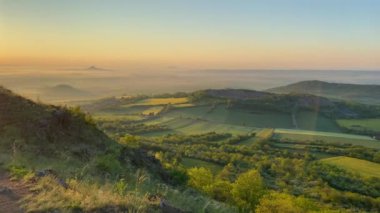 Tepenin tepesinde. Çek Cumhuriyeti, Orta Bohem Dağları 'nda bir sabah. Central Bohemian Uplands, Bohemya 'nın kuzeyinde yer alan bir dağ silsilesidir. Menzil yaklaşık 80 km uzunluğunda.