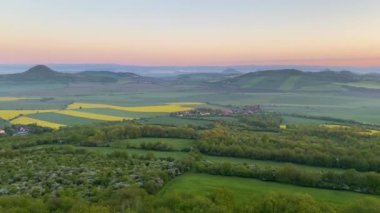 Tepenin tepesinde. Çek Cumhuriyeti, Orta Bohem Dağları 'nda bir sabah. Central Bohemian Uplands, Bohemya 'nın kuzeyinde yer alan bir dağ silsilesidir. Menzil yaklaşık 80 km uzunluğunda.