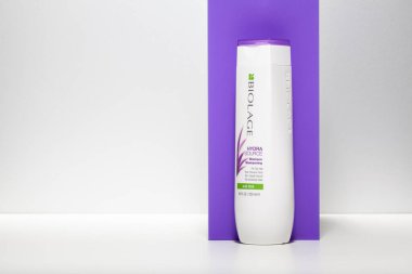 Prag, Çek Cumhuriyeti - 5 Nisan 2022: Biolage Hydra kaynağı Aloe Vera beyaz arka planda.