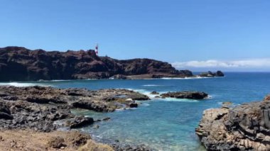 Punta de Teno 'nun dramatik sahillerinde. Deniz feneri. Tenerife Kanarya Adası 'nın Buenavista del Norte ilçesine bağlı bir beldedir.