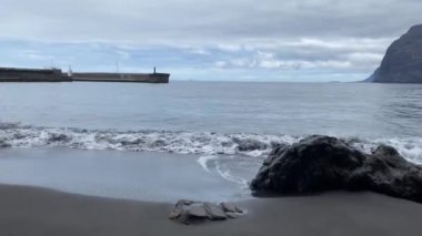 Los Gigantes, Santiago del Teide, Tenerife, İspanya 'nın yanındaki sahilde. Ana özelliği, denizden 500-800 metre yüksekliğe yükselen dev kaya oluşumlarıdır.