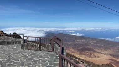 Teide Dağı 'ndan görüntü. İspanya 'nın Kanarya Adaları' ndaki Tenerife üzerinde bir volkandır. Zirvesi İspanya 'nın en yüksek noktası ve Atlantik adalarındaki deniz seviyesinin en yüksek noktasıdır.